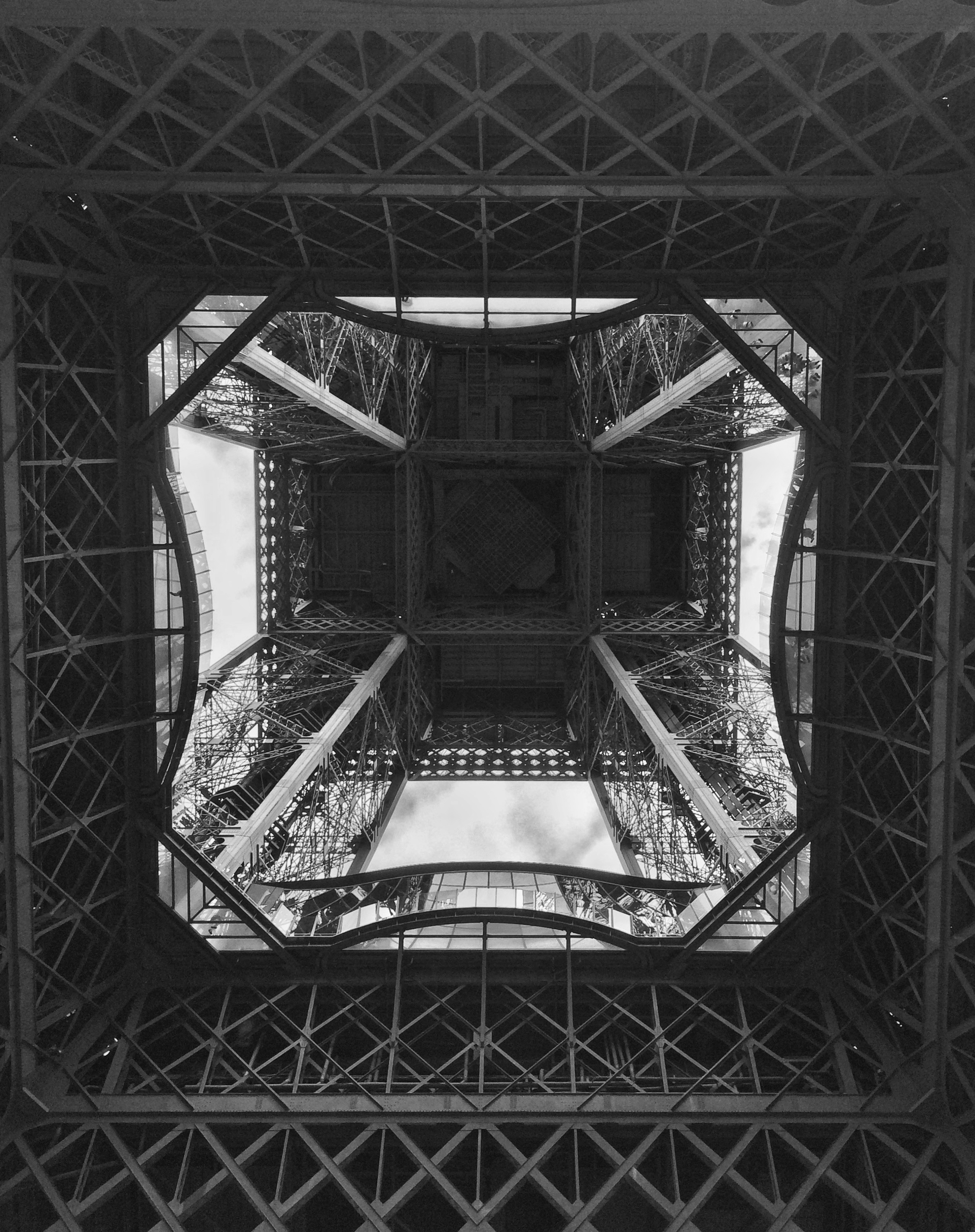 Fekete-fehér fénykép az Eiffel-toronyról, alulról