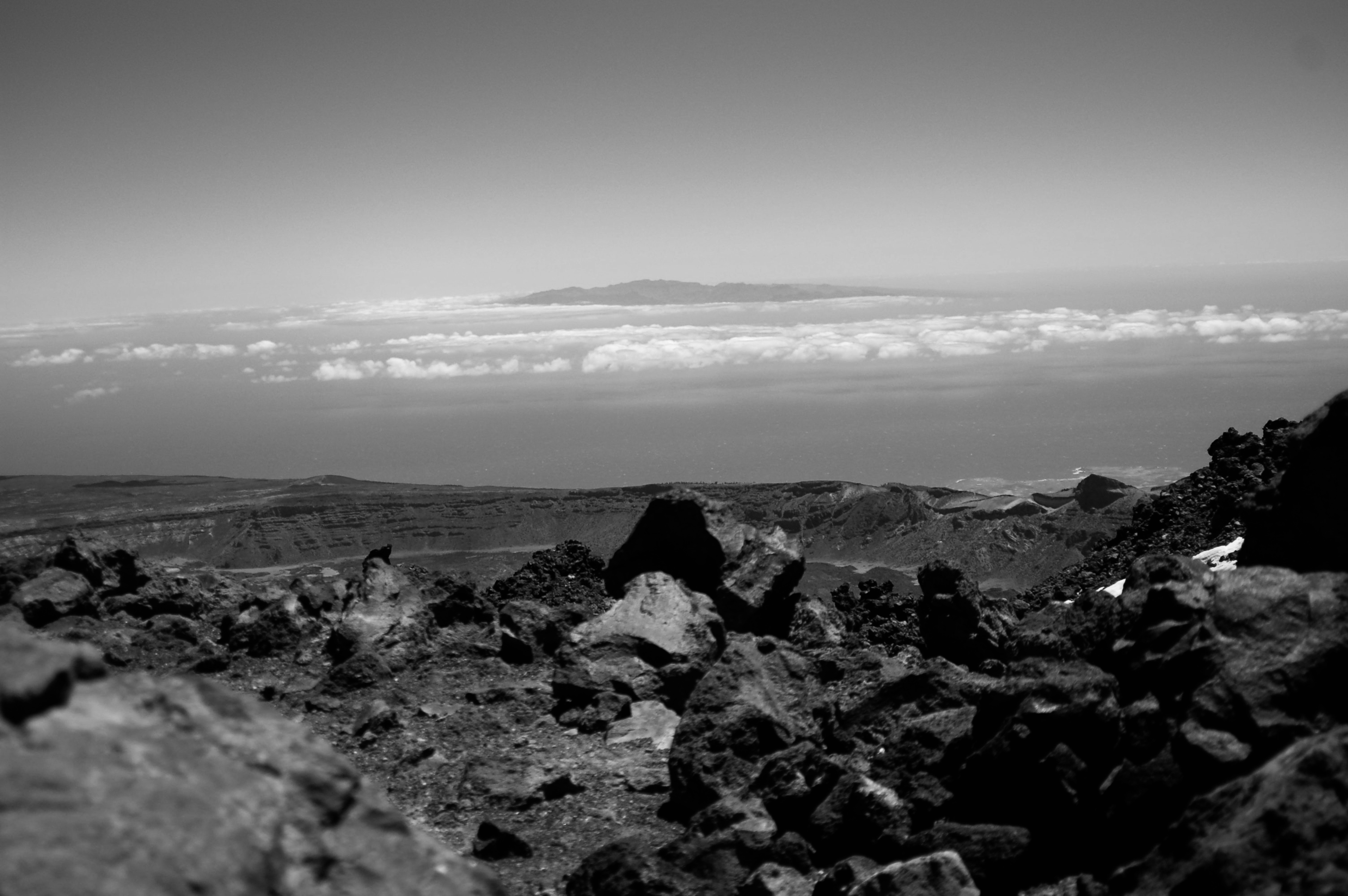  Kilátás a Teide nevű vulkán tetjéről Tenerifén (fekete-fehér fénykép)