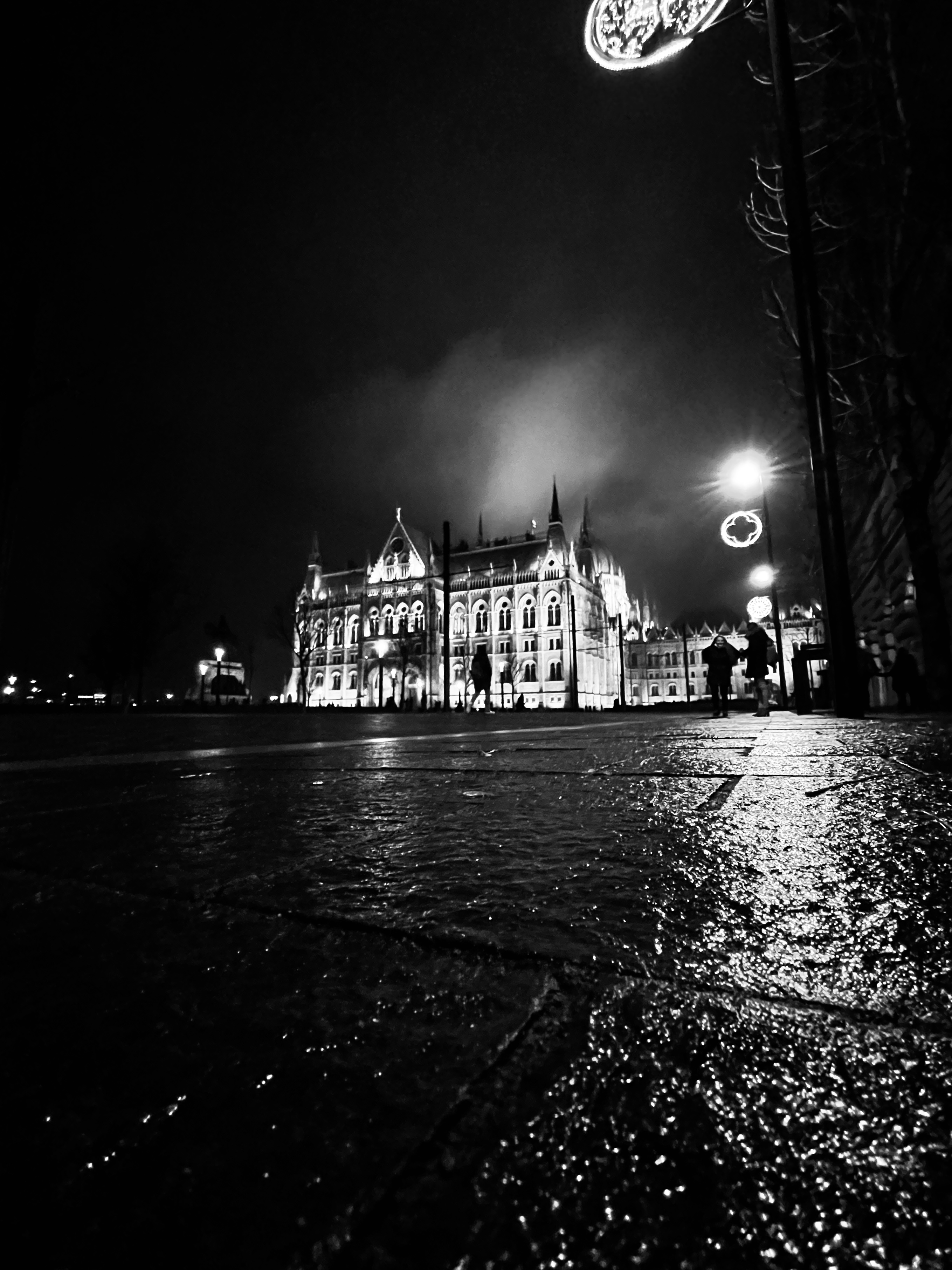 Fekete-fehér fénykép az esti Parlamentről