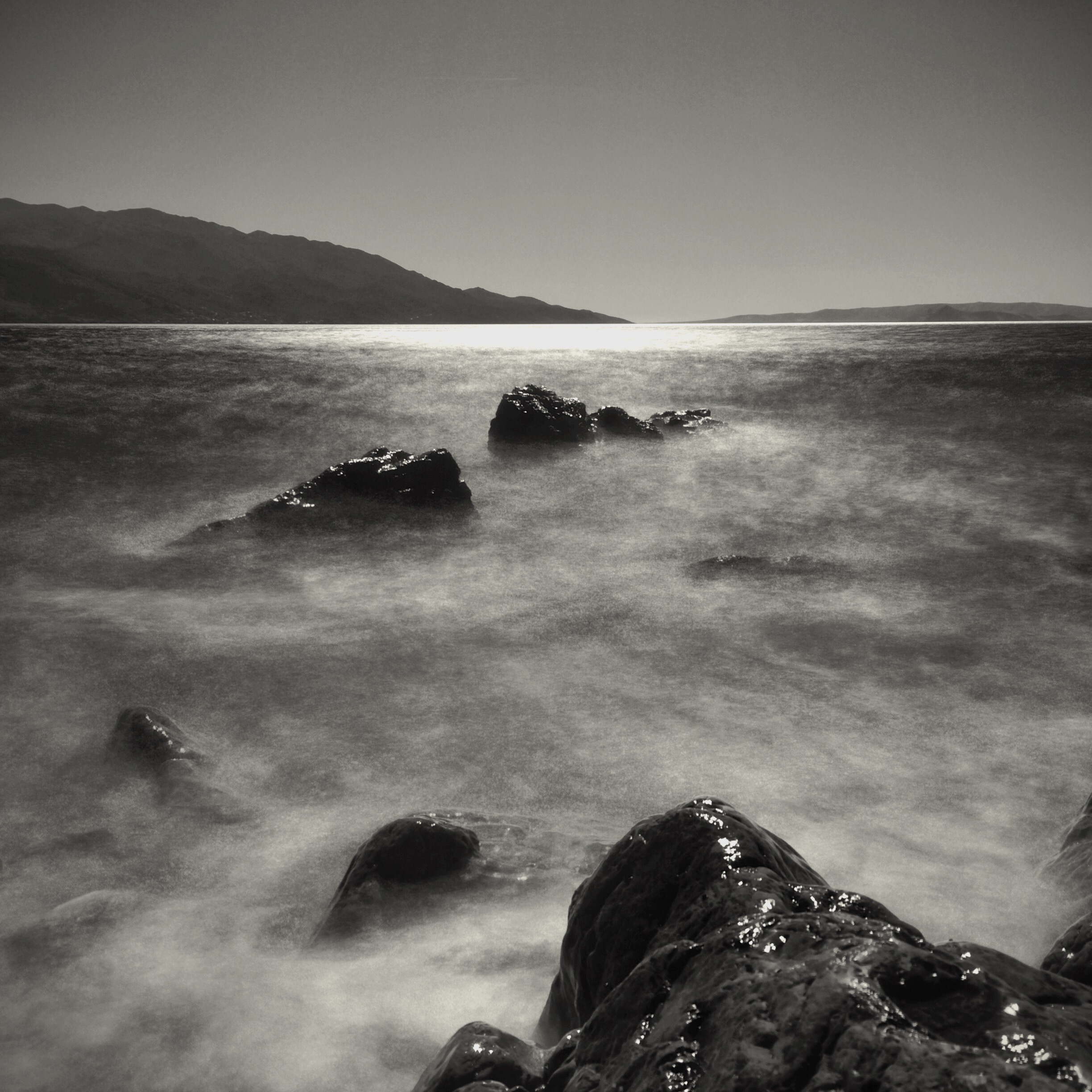 Fekete-fehér fénykép az Adriai tengerben lévő kövekről