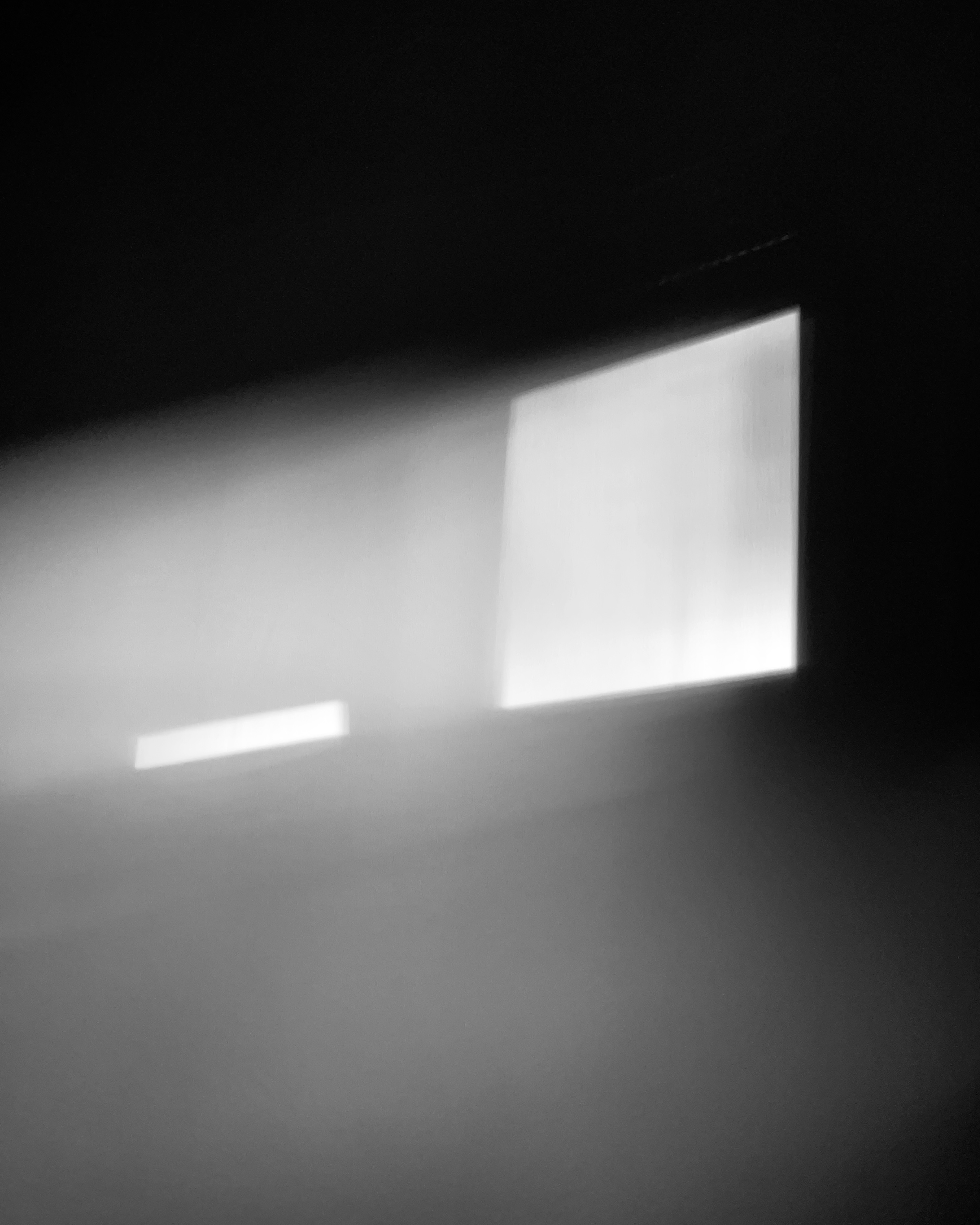Fekete-fehér fénykép a falra vetülő furcsa árnyékokról