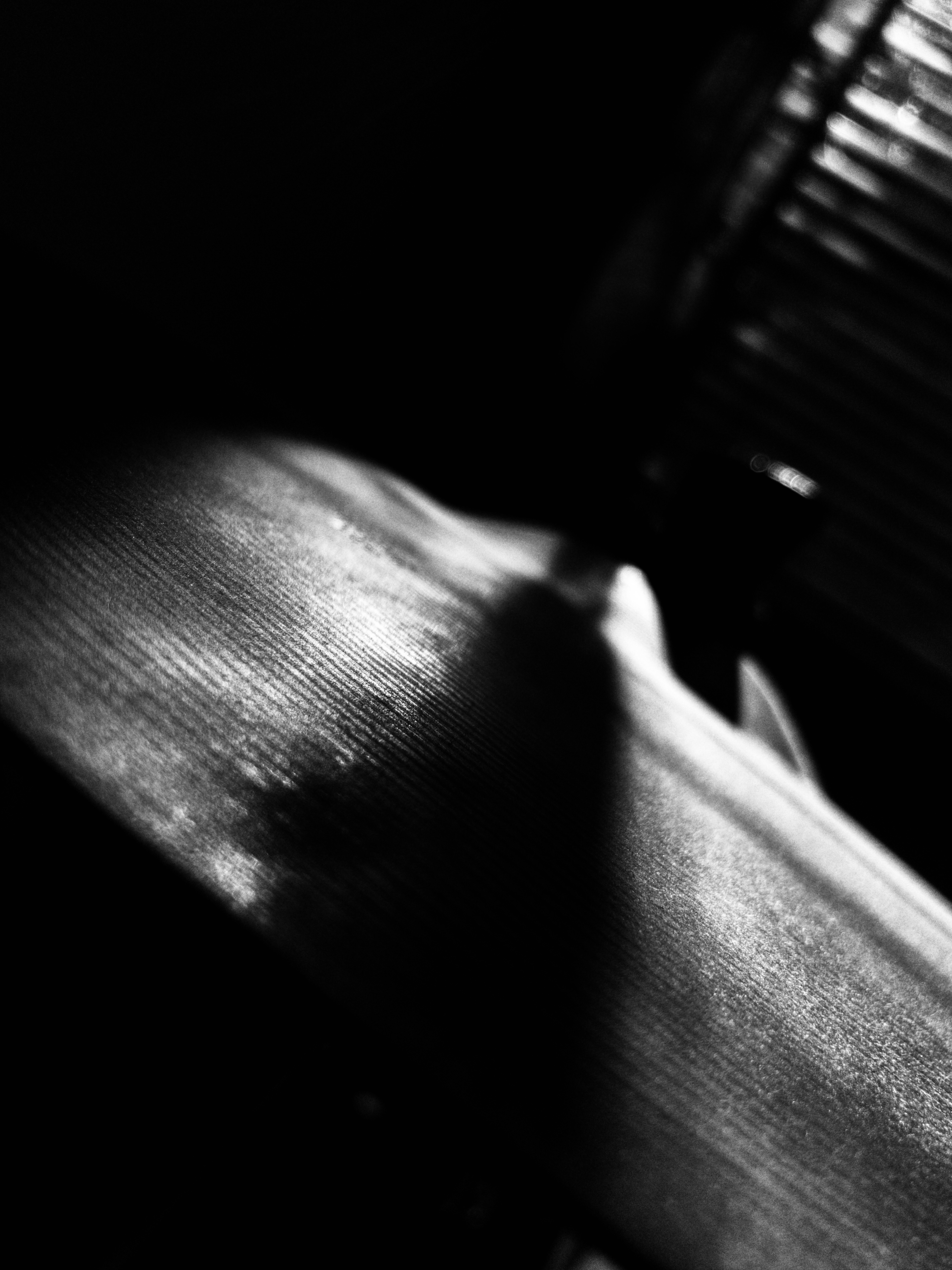Egy fekete-fehér fénykép egy cintárnyérról, és a rajta lévő árnyékról
