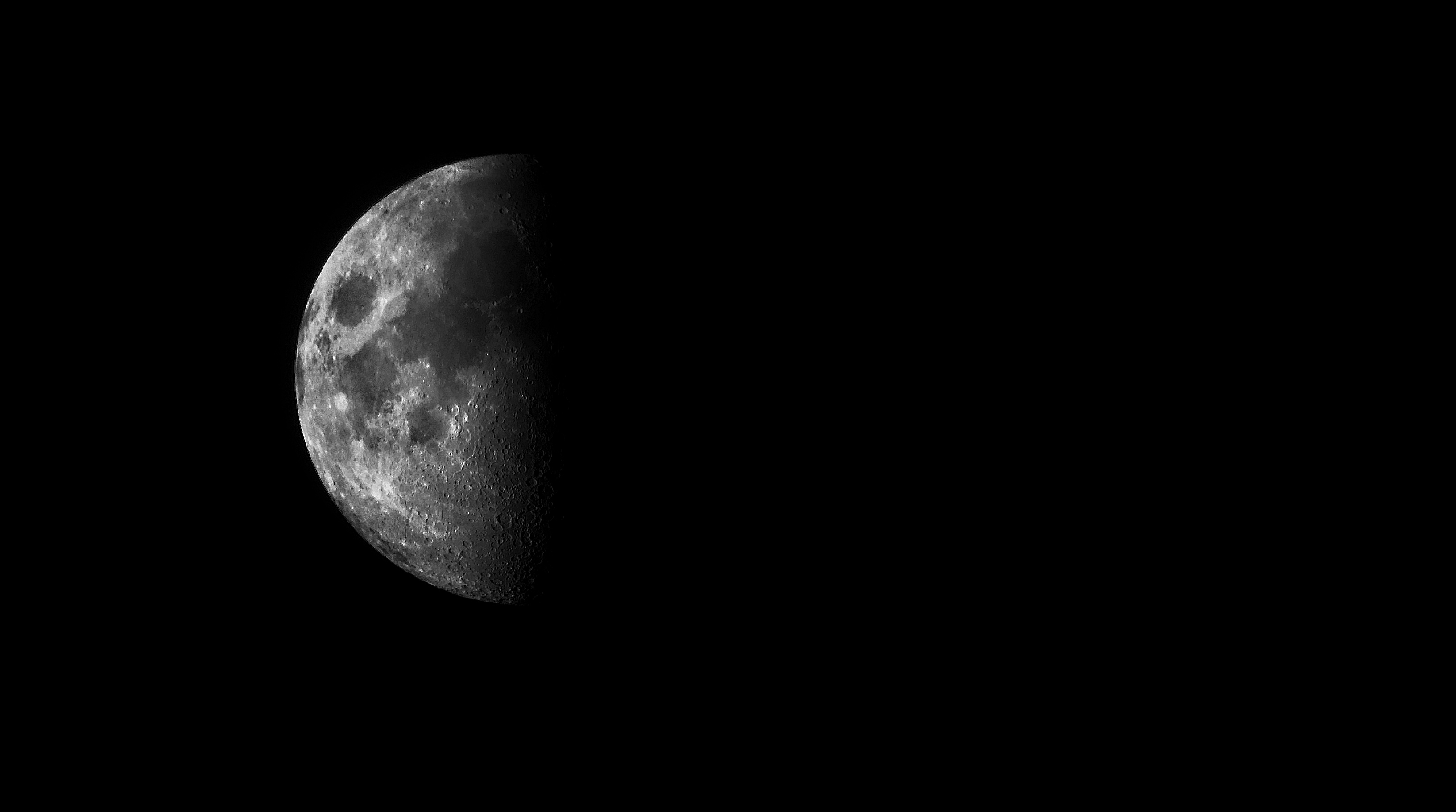 Fekete-fehér, közeli fénykép a holdról