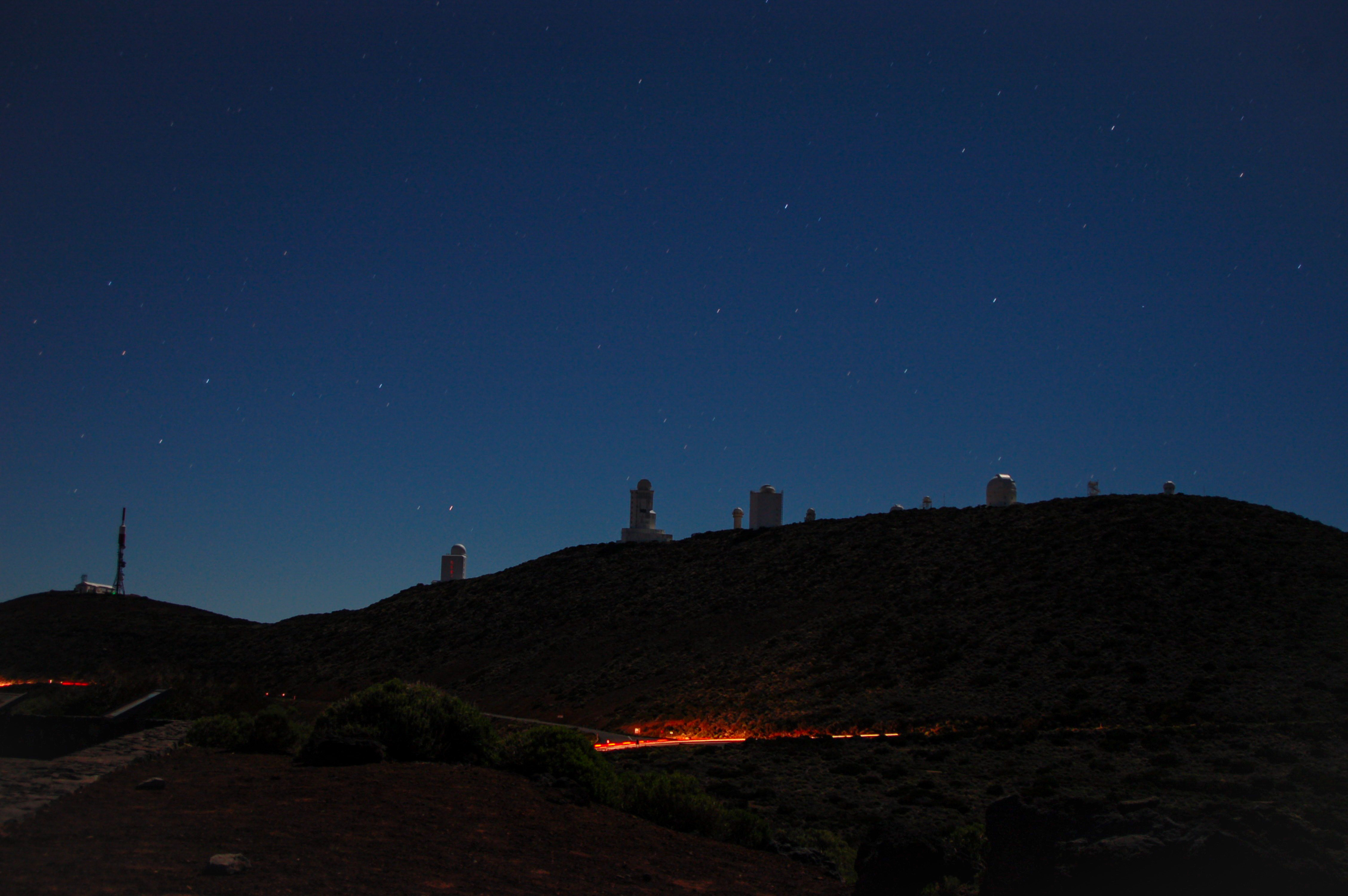 Csillagvizsgálók a domb tetején Tenerifén
