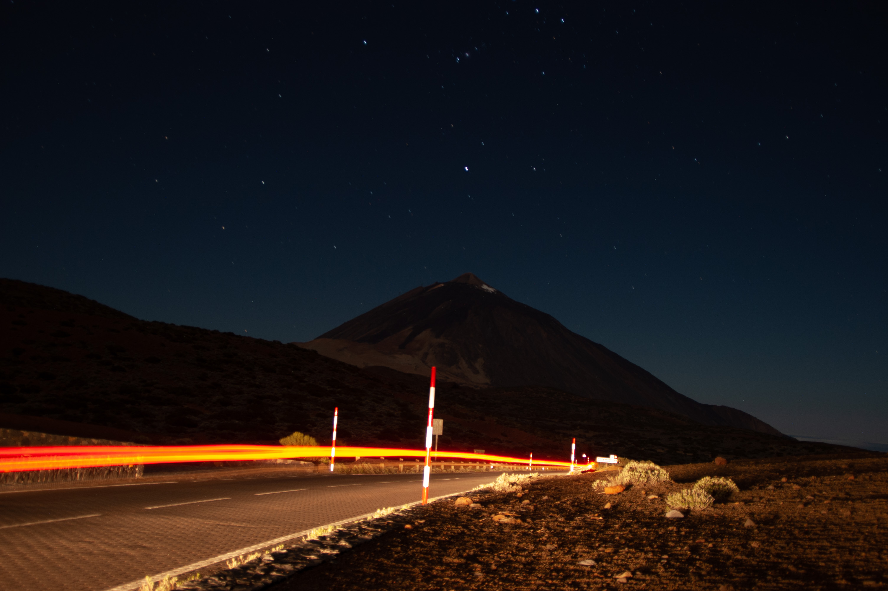 A Teide nevű vulkán, és az előtte elhaladó autó fénycsíkja