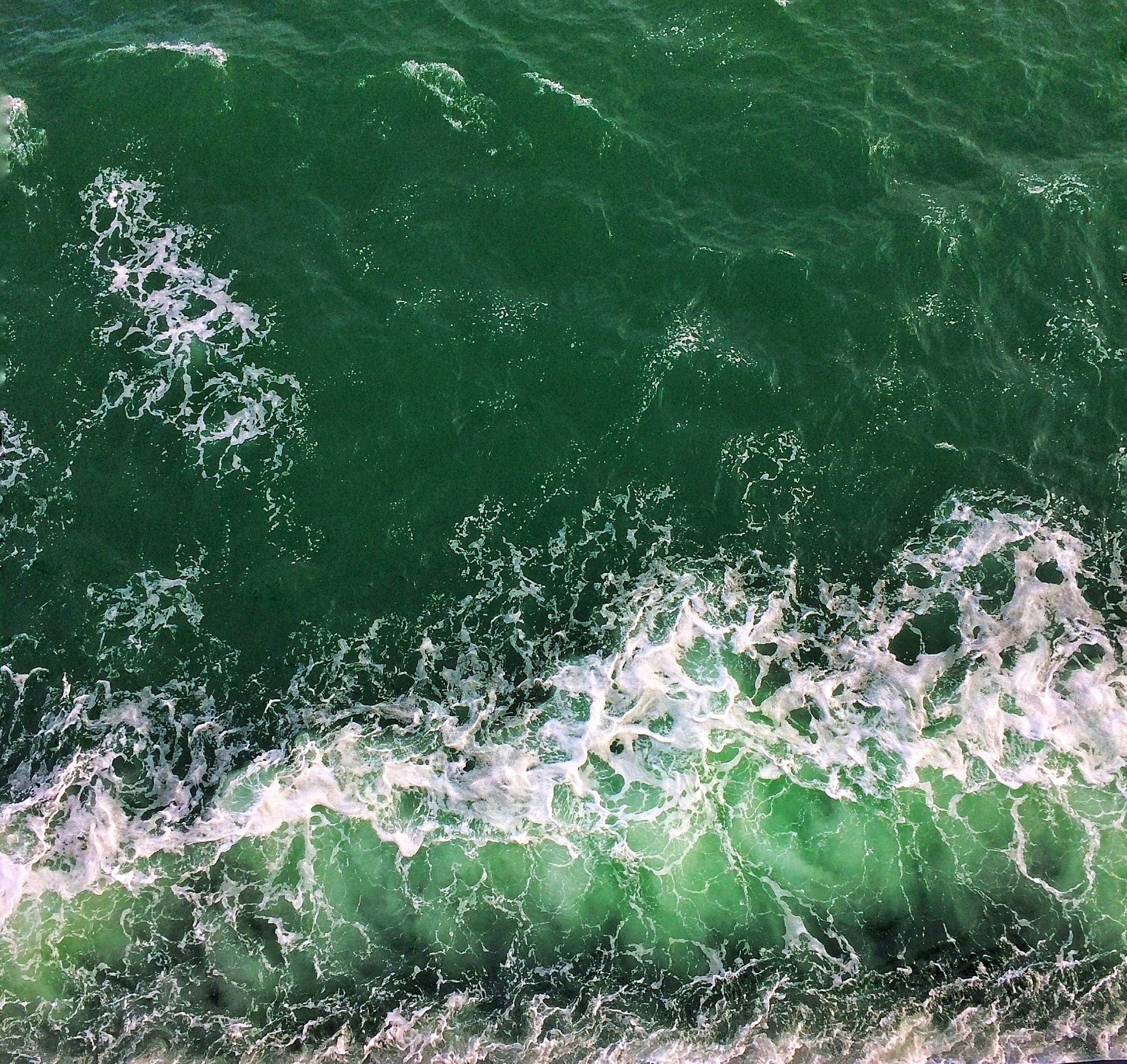 A tenger zöld hullámai felülnézetből