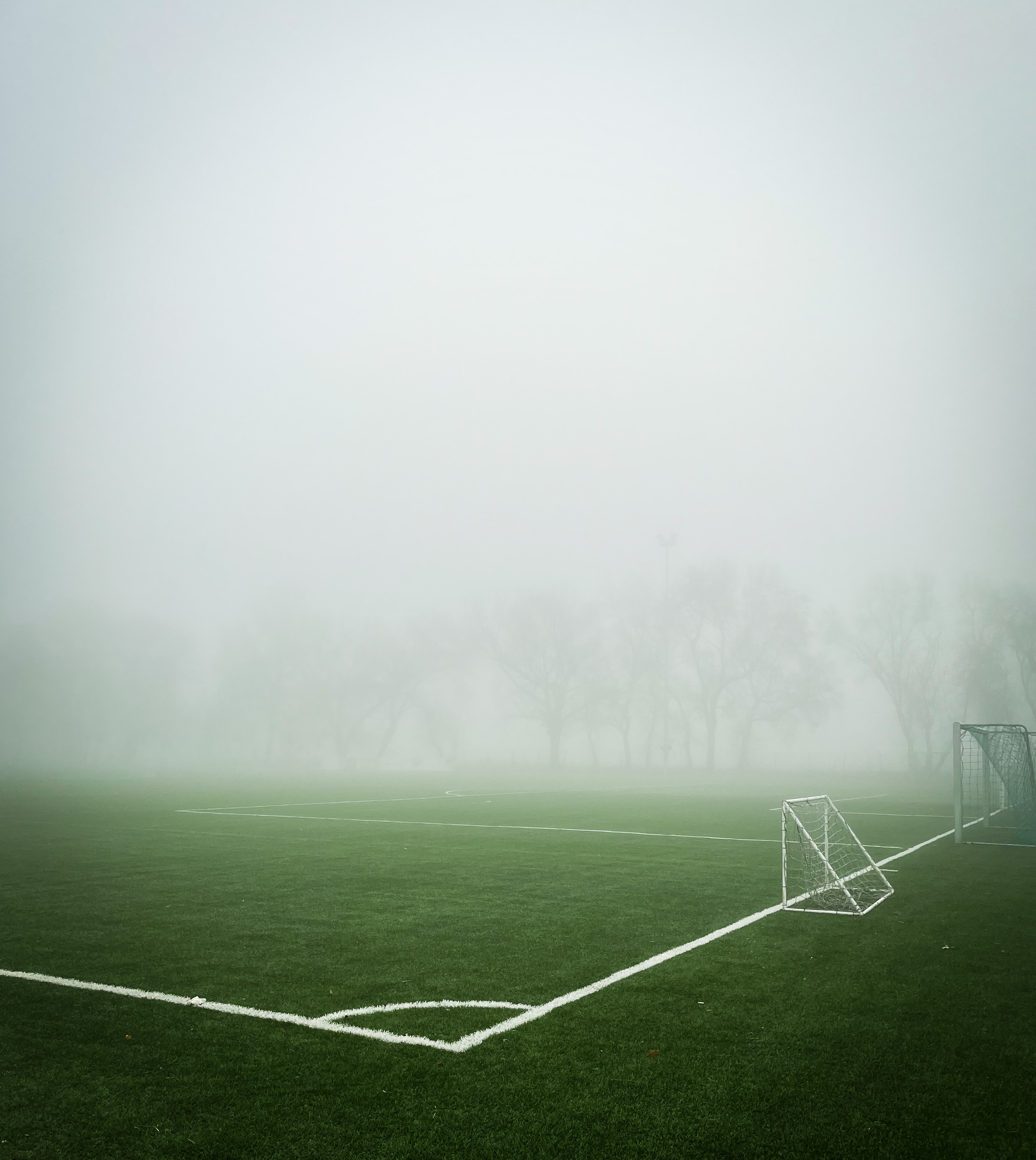 Téli ködbe burkolózott focipálya