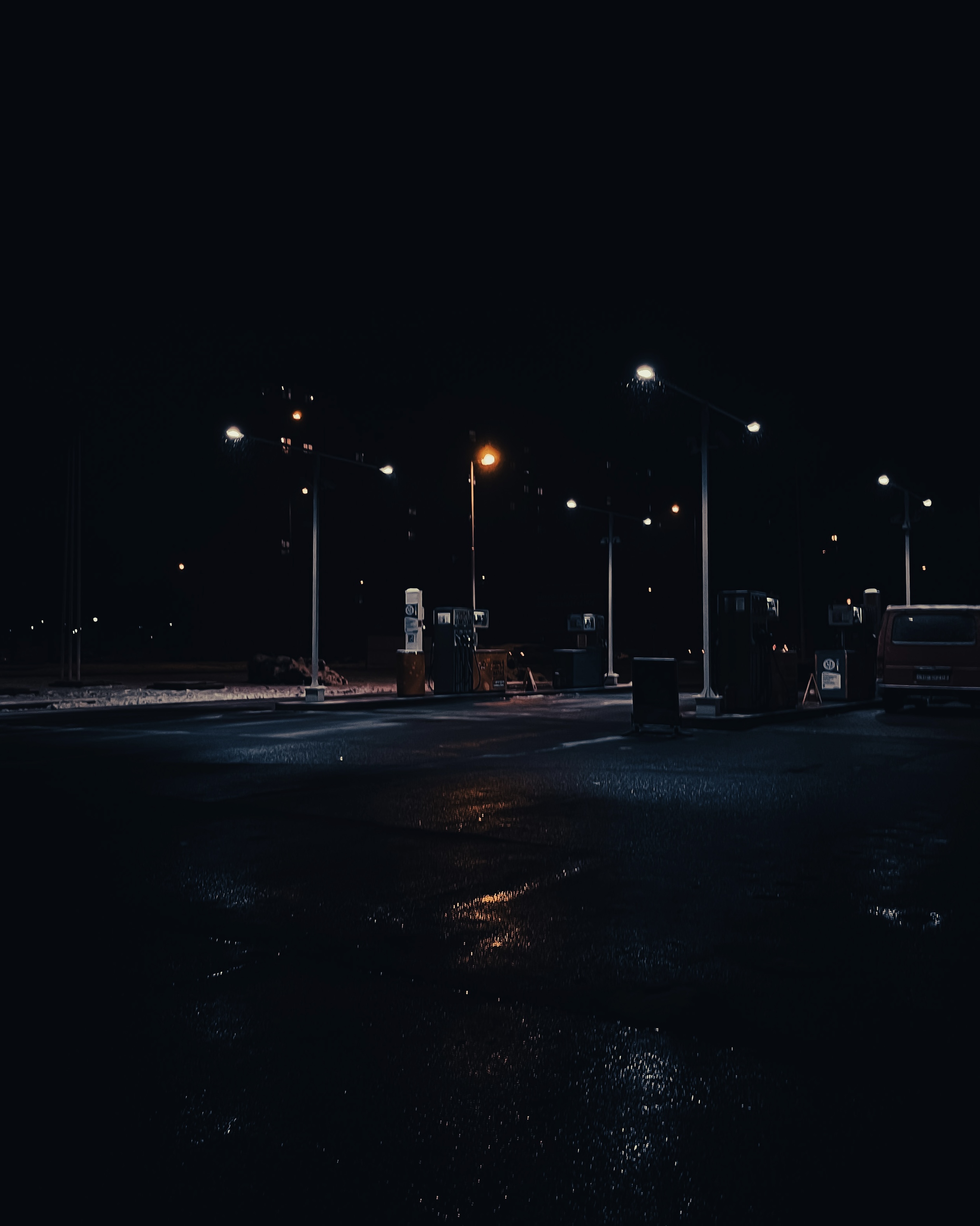 Benzinkút este az esőben